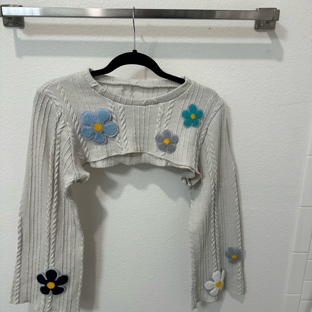 Floral Embroidered Cropped Sweater - Cream